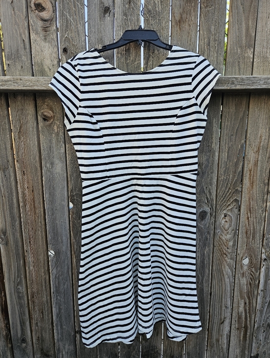 Old Navy Dresses & Skirts - Old Navy Classic Black and White Striped Casual Dress Women's Size M